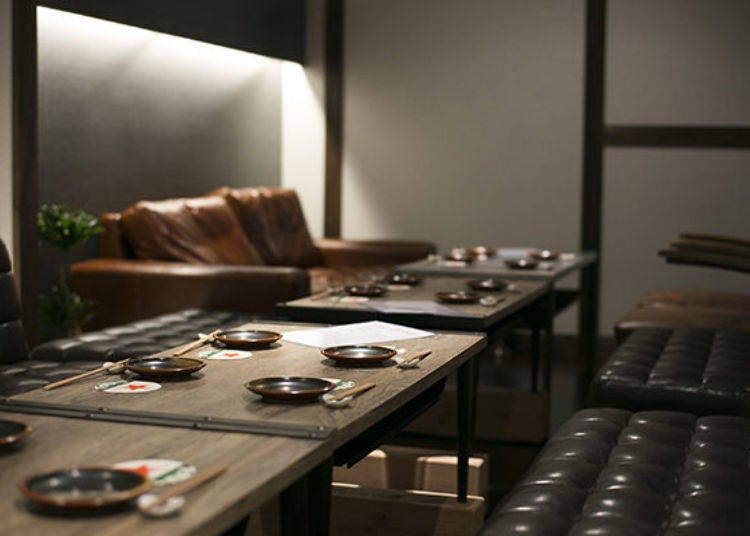 ▲The 3rd floor has a relaxed atmosphere with leather sofas and table seating.