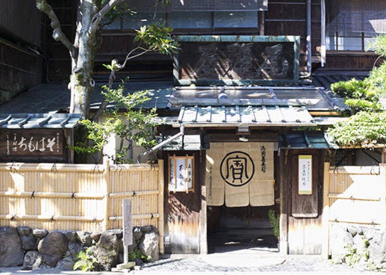 ▲The exterior of the restaurant exudes style and atmosphere. Note the striking historical signboard