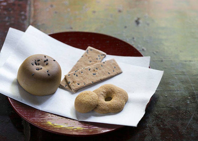 ▲ From left: Soba Mochi (550 yen, 5 pieces), Soba Crackers (400 yen for a small box of 6 packets), "Soba Balls" (500 yen per 100g)