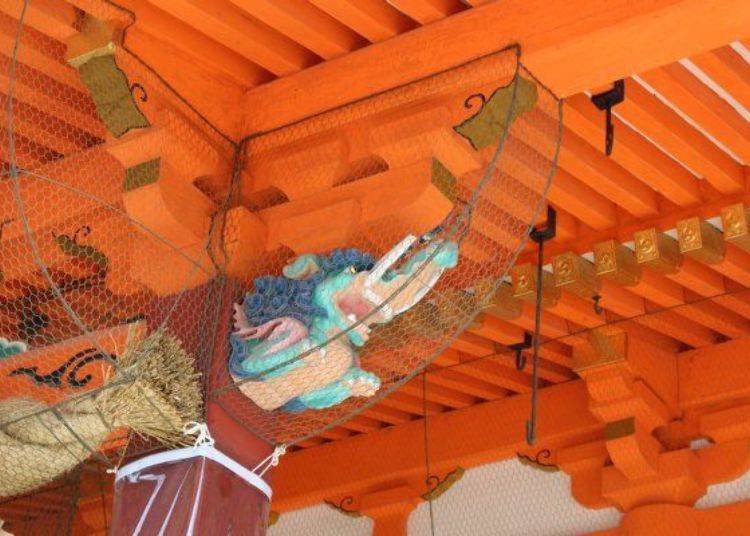 ▲Looking up at the main hall you can see a wood carving of bright blue dragons