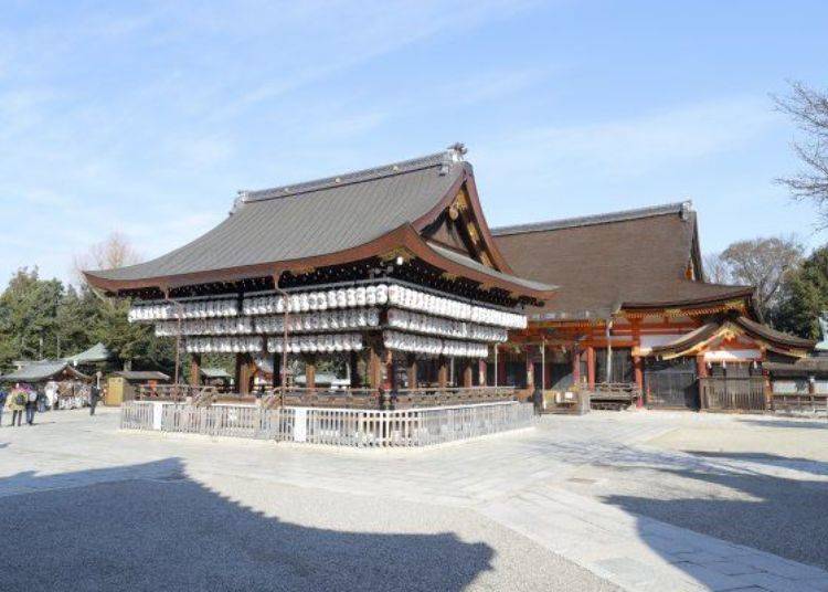 ▲The Main Hall is in the back, and the Kagura Hall is in the front.