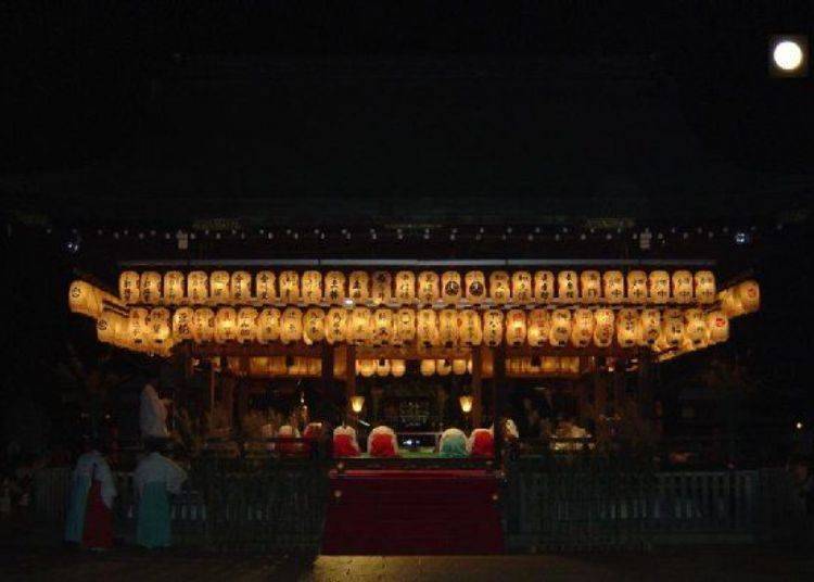 ▲Mid-Autumn Festival held on the day of the lunar moon. Koto, Gagaku, and Bugaku are performed. (Photo provided by Yasaka Shrine)