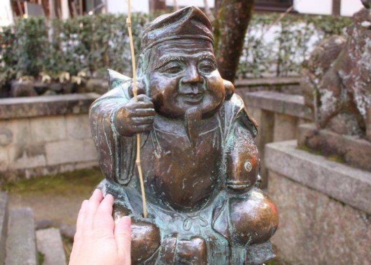 ▲If you rub the Ebisu statue in the neighborhood's shopping streets, it is believed you will be profitable in business