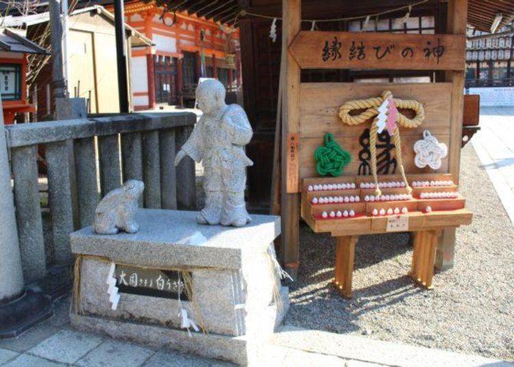 ▲In front of the shrine is a statue of Okuninushi and a white rabbit