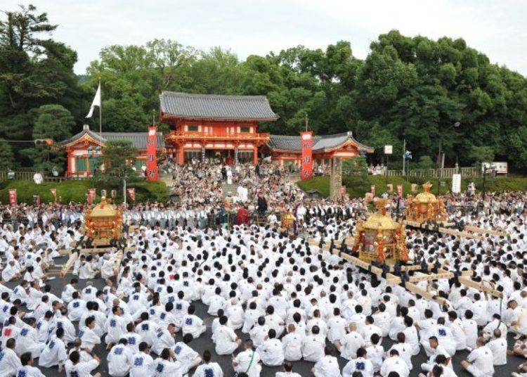 ▲At the Shinko-sai Festival held every year on July 17, portable mikoshi shrines and their carriers gather in front of the stone steps, called "ishidanka," in front of the west gate (Photo provided by Yasaka Shrine)