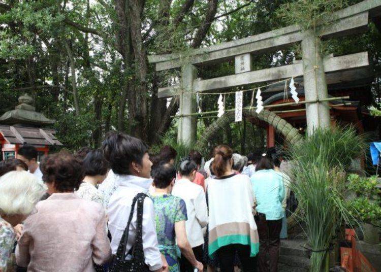 ▲At the Nagoshisai Festival held on July 31 each year, visitors will pass through a large ring of reed and pray for protection from illness and misfortune. (Photo courtesy of Yasaka Shrine)