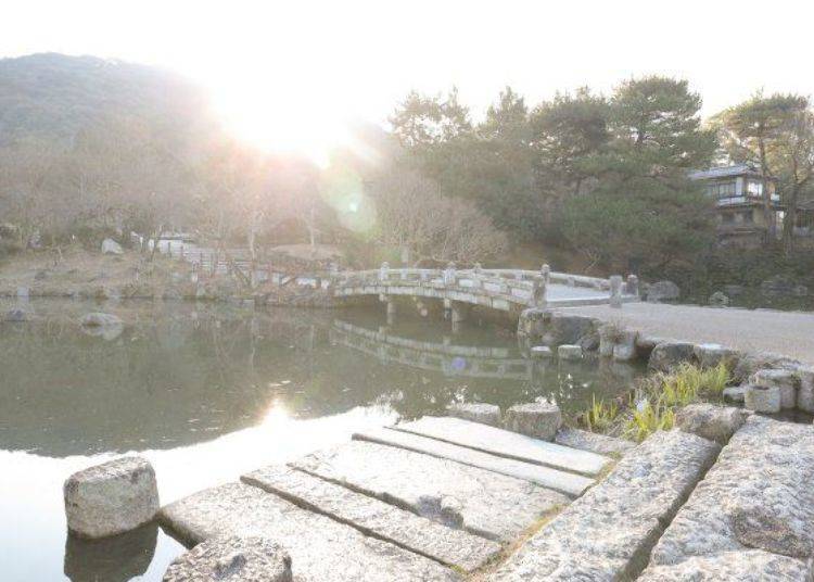 ▲At the foot of Higashiyama spreads the park, with its water and greenery