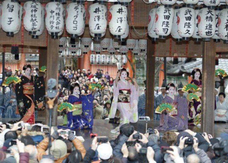 ▲2월 ‘세쓰분사이’에서 진행되는 무용 봉납에서는 마이코와 게이코가 화려한 춤을 선보인다. (사진 제공: 야사카 신사)