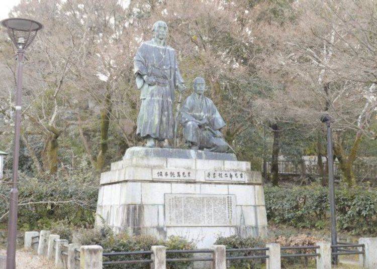▲원내에는 막부 말기의 지사로 교토에서 숨을 거둔 사카모토 료마와 나카오카 신타로의 동상도 있다.