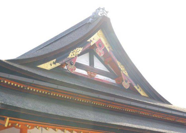 ▲本殿的大屋頂是檜皮葺（日式傳統屋頂），又大又典雅美麗的屋頂弧度