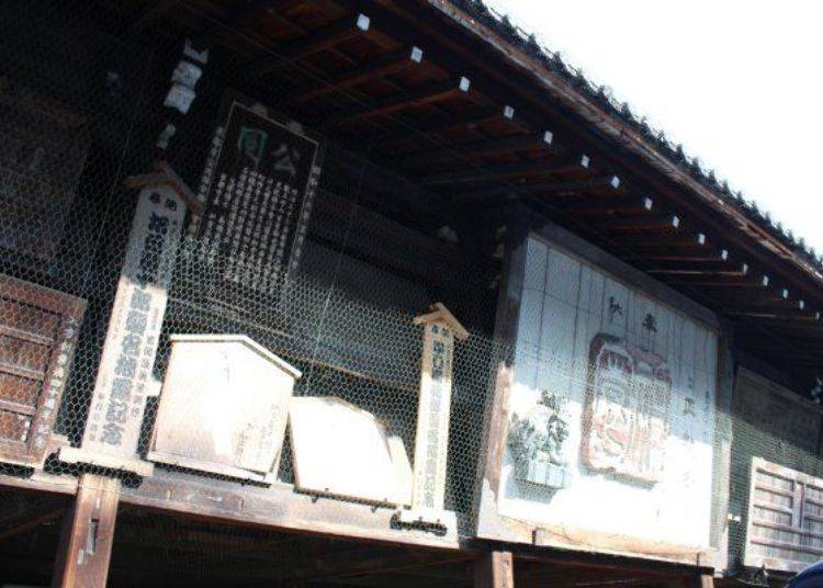 ▲八坂神社離歌舞伎的發祥地「南座」很近，繪馬堂裡排列著歌舞伎表演者的奉納繪馬