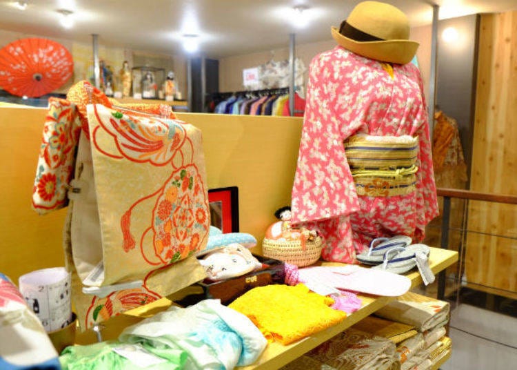 ▲A kimono and hat combination must be unique only to a western style kimono shop.