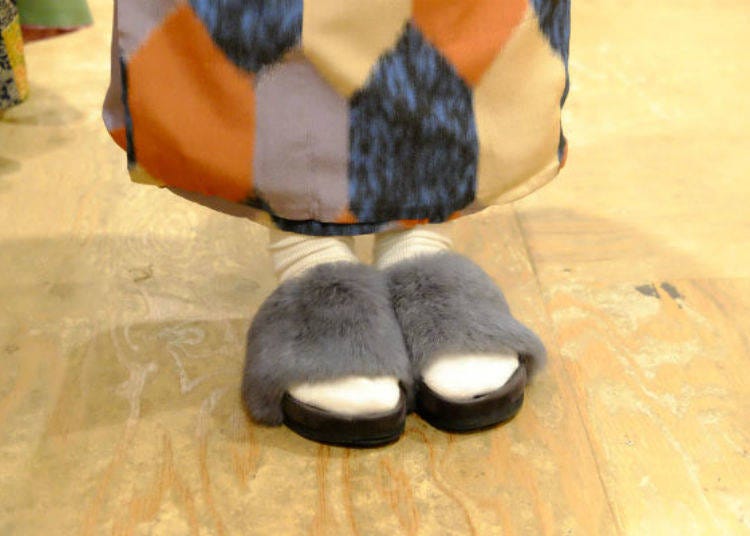 ▲This combination with fur sandals is cute! (the sandals are her own personal item)