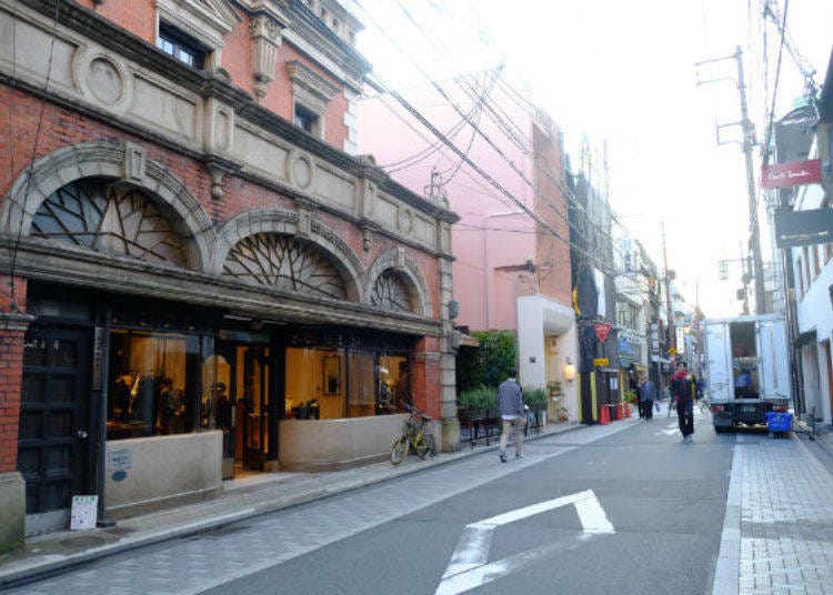 ▲Sanjo-dori, where old buildings still remain