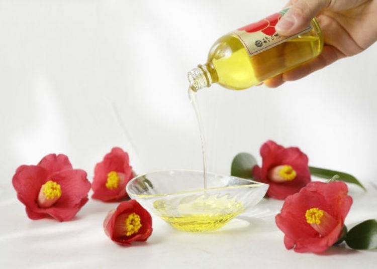 ▲Massaging your hair with camellia oil before washing your hair makes it more beautiful
