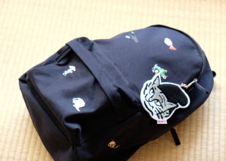 ▲Adding wappen and the Choju-giga back charm (1,836 yen) to the backpack for some additional fashion