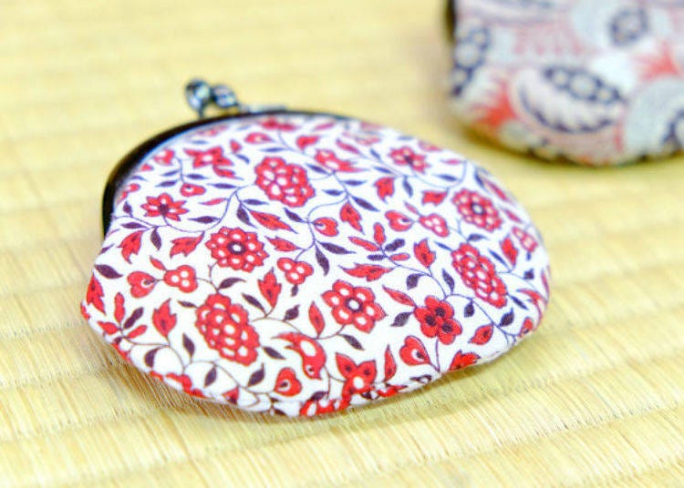 ▲Small gama-guchi (starting from 1,500 yen) made with fabric from Europe, has an elegant design