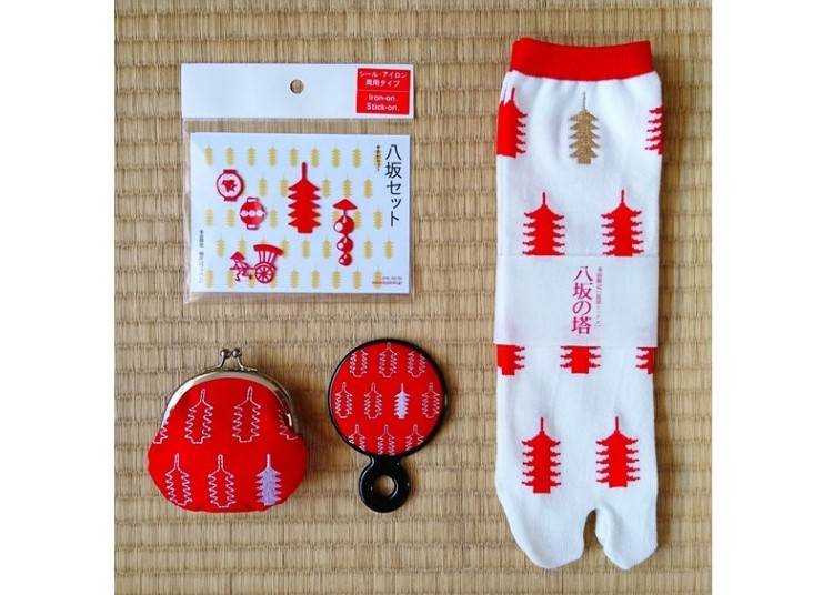 ▲From the top right going clockwise, tabi socks (1,026 yen), hand mirror (1,026 yen), mini gama-guchi (1,404 yen), patch set (1,080 yen)