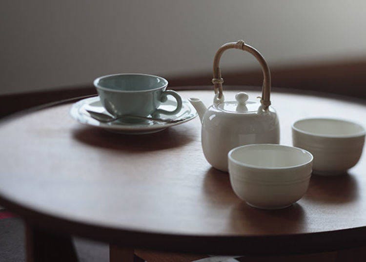 ▲ A white porcelain tea set made by the noted Kyoto Kiyomizu ware potter Kosan Hayashi