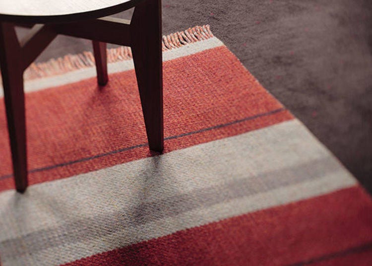 ▲The rug was carefully made by the dyeing and weaving artist Mr. Jun Tomita in his studio at the foot of Kyoto's Mt. Atago.