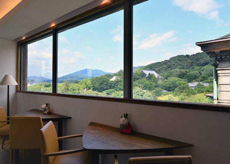 ▲An observation space on the 4th floor. It offers views of such prominent sights as Higashiyama, Hieizan, and Chion-in.