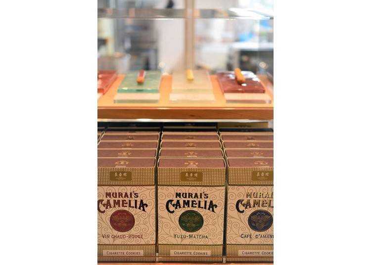 ▲ Reproductions using the design of the tobacco boxes sold by Kichibee Murai. Today they contain the Murai’s Camelia brand of cookies that cost 1,200 yen (tax excluded) per box.