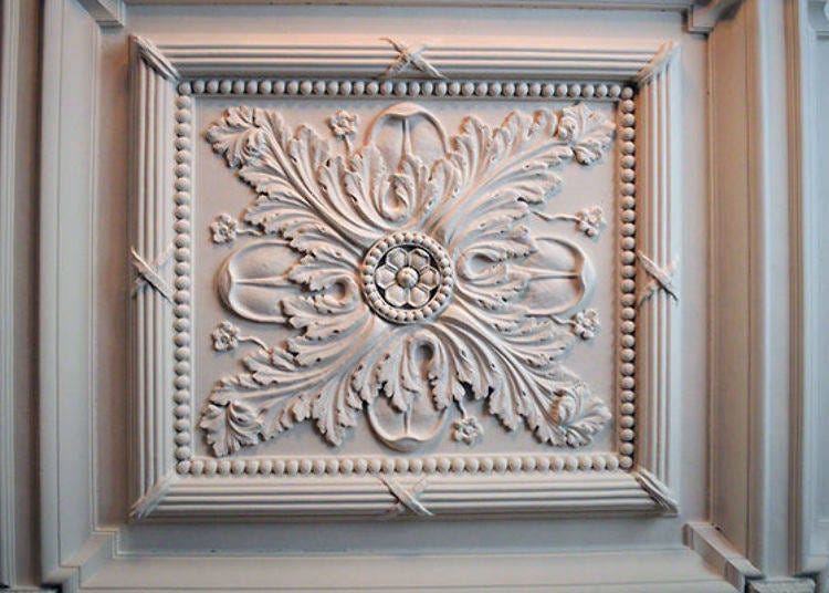 ▲天花板以及牆壁也有許多美麗纖細的浮雕設計。以柏葉和橄欖等植物作為主題。