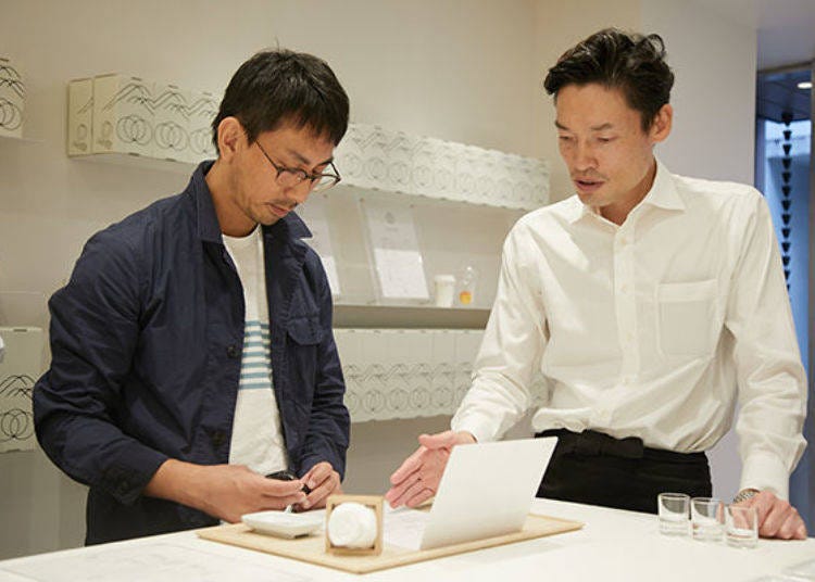 ▲Ume concierge like Mr. Suga (right) will give detailed explanations of ume