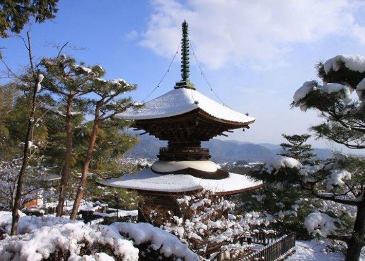 ▲Winter view of snow covered Tahoto Pagoda. The cold temple grounds are filled with silence
