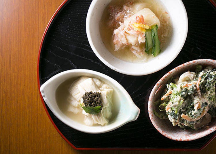 Omakase Obanzai Sanshumori (Chef’s choice three obanzai set) (850 yen, tax excluded).