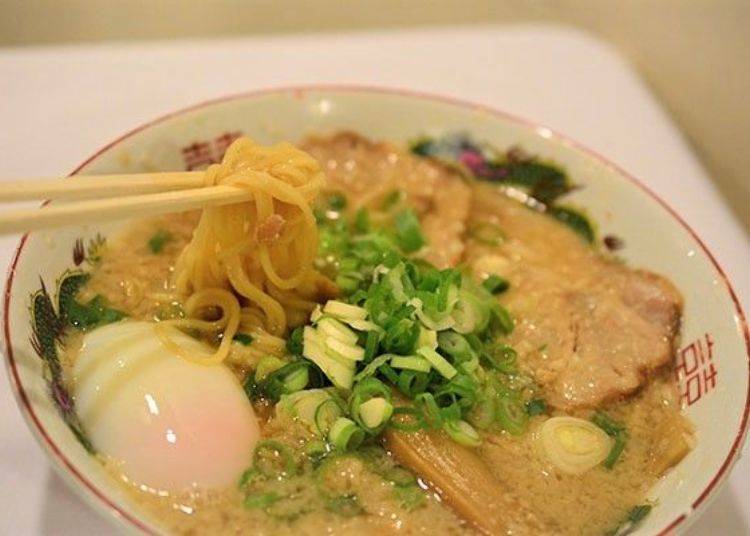 ▲Chuka-soba nami (medium size) (650 yen tax included) with an additional topping of onsen tamago (soft-boiled egg) (50 yen tax included)