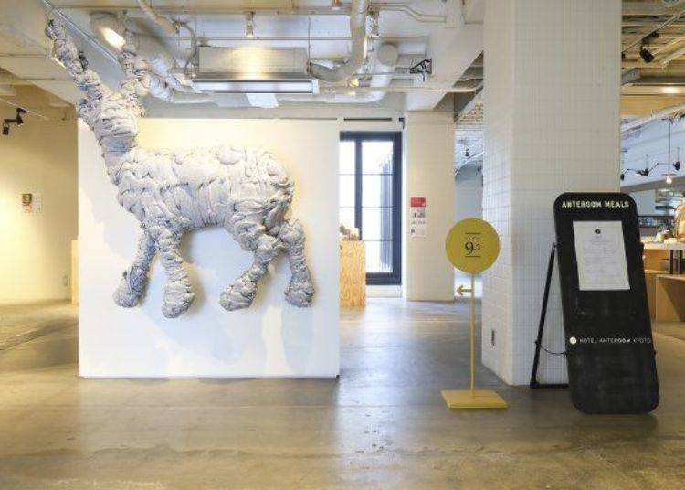 ▲In "GALLERY 9.5" so named because the hotel is located between Kujo and Jujo streets, the sculptor Kohei Nawa's work "Swell-Deer" welcomes you when you arrive