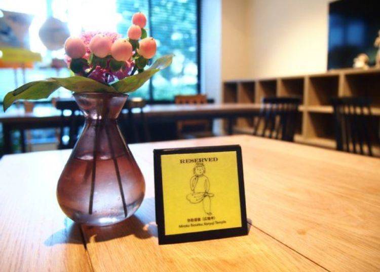 ▲The restaurant also has lots of artwork and flowers