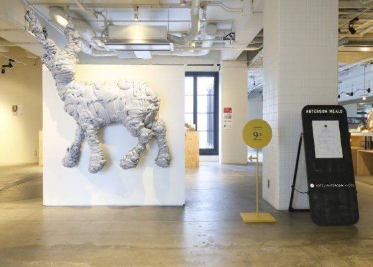 ▲因飯店是位在九条與十条的中間，因此被命名為「GALLERY9.5」的展示空間中，迎向旅客的是雕塑家名和晃平的作品「Swell-Deer」。