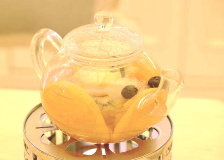 ▲The fruit tea is served with a candle beneath it, as time passes the fruits become softer and enrich the tea