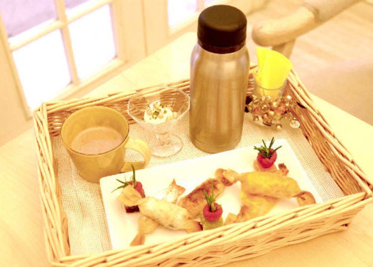 ▲「蒙布朗Picnic～烤栗子法式糖果包～」（1404日圓 ※供應至二月底）。裝在杯子裡的是蒙布朗鮮奶油、臻果鮮奶油，而放在熱水壺裡的則是熱牛奶