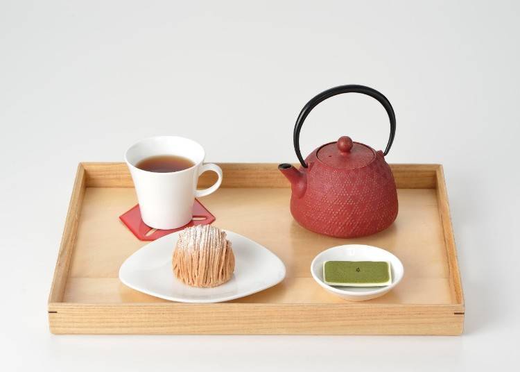▲「茶之箱（雪）」（1060日圓），除了甜品，還有一壺用南部鐵瓶盛裝的紅茶