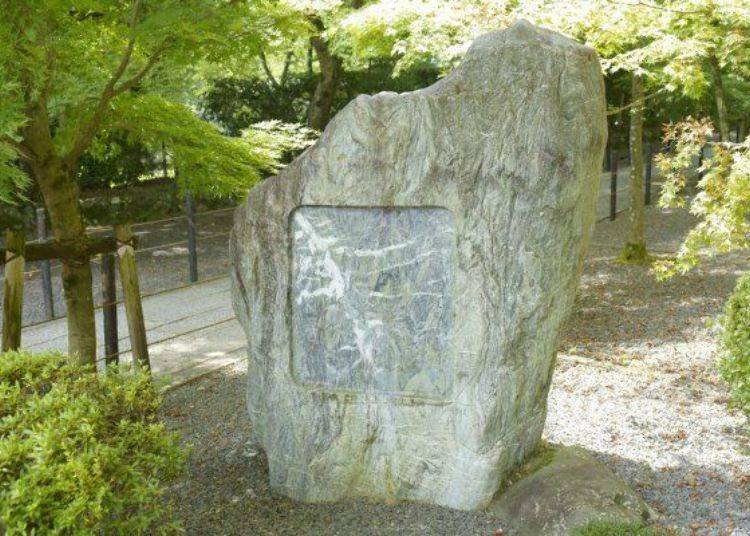▲Stone monument of “Toko Saka Uma” on Omote-sando