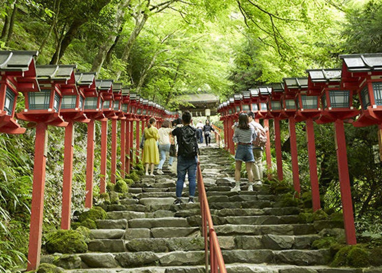 ▲The stairway leading to the Kibune Shrine. The rows of red lanterns make for a wonderful photo.