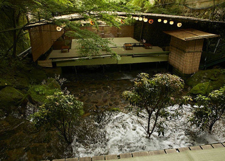 ▲You can see the seats for the nagashi somen side across from the kaiseki side.