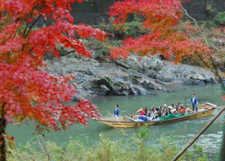 ▲Going downstream through Hozu Vally looking at the autumn foliage