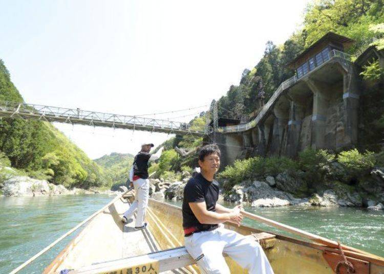 ▲In front is the Torokko Hodukyo Station and the suspension bridge over the river
