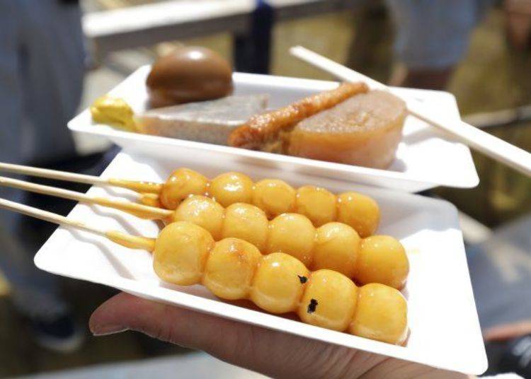 ▲Oden with egg, konjac, raddish and others ingredients cost 500 yen, 3 mitarashi dango on a plate is 300 yen (both include tax).