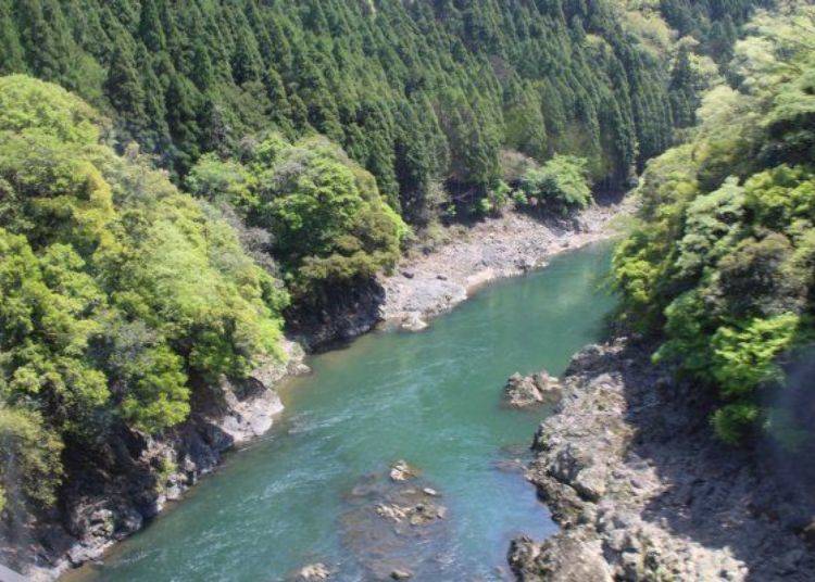 ▲가파른 산을 굽이굽이 강이 흐르는 호즈쿄