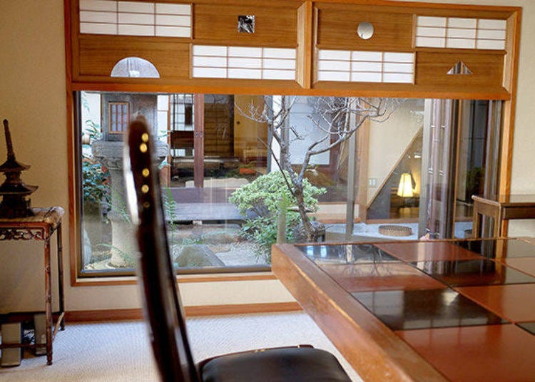 ▲The tea room looking onto the tsuboniwa [inner garden] and Japanese-style rooms can seat up to 20 people. Remove your shoes before you enter.