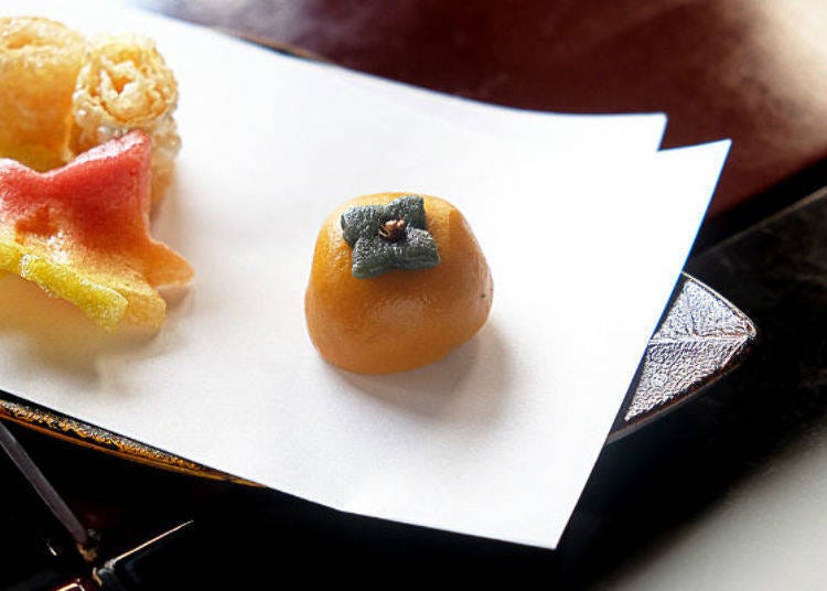 ▲The persimmon namabu reminds one of autumn and adds a bright touch of color to the other dishes. On the left are fried komaki [rolled] yuba, a medley of fu, and shiratama [rice-flour dumpling] fu.