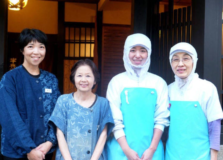 ▲ The friendly staff in charge of preparing and serving the dishes. They were a bit shy at first, but kindly obliged to allow me to take their picture.
