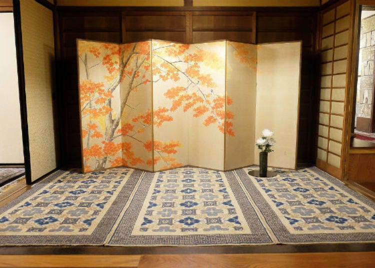 ▲A beautiful Nabeshima carpet and folding screen with a seasonal theme in the Japanese room.