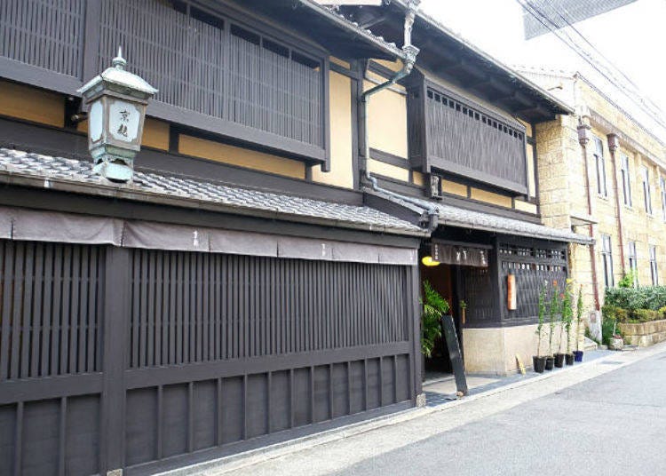 ▲照片前的京都傳統住家與後方洋樓都是店面