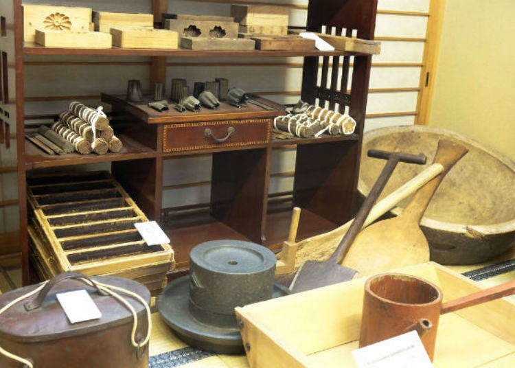 ▲京都傳統住家入口處的資料區，展示著製作麩時會使用到的眾多工具。